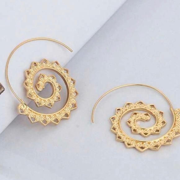 ⭕️BOGO FREE⭕️ Gold tone sun ray hoop earrings / NWOT - Picture 5 of 6